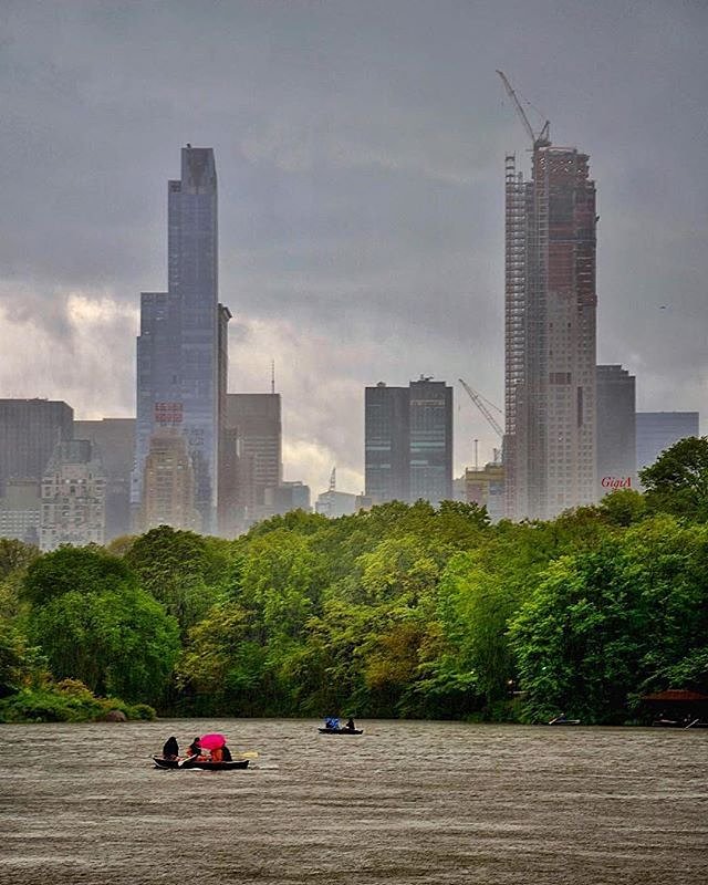 Central Park Lake. Photo via @gigi.nyc #viewingnyc