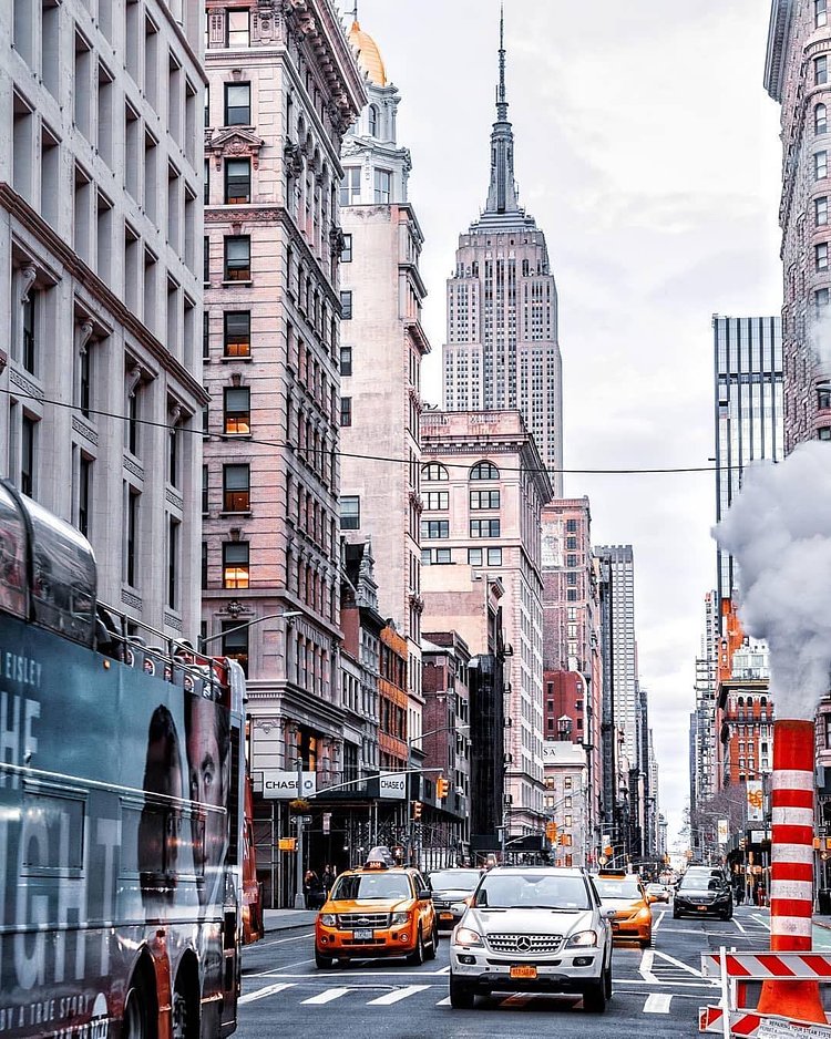 5th Avenue, Manhattan. Photo via @iwyndt #viewingnyc #nyc #newyork #newyorkcity #5thavenue