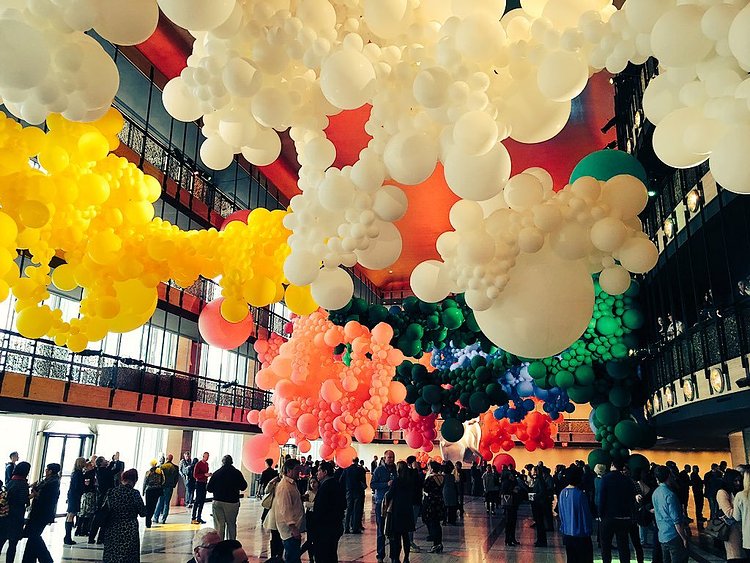 A stunning transformation of the foyer of the @nycballet theater by resident artist Jihan Zencerli, a perfect appetizer for some superb Balanchine and music conducted by @andrewlitton_! – at David H. Koch Theater